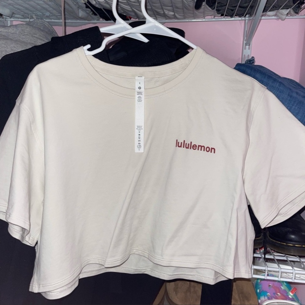 Lululemon cropped tee